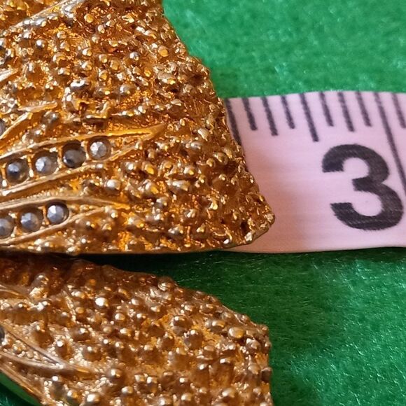 Coro Craft Sparkling Gold Tone Bow - Picture 6 of 8